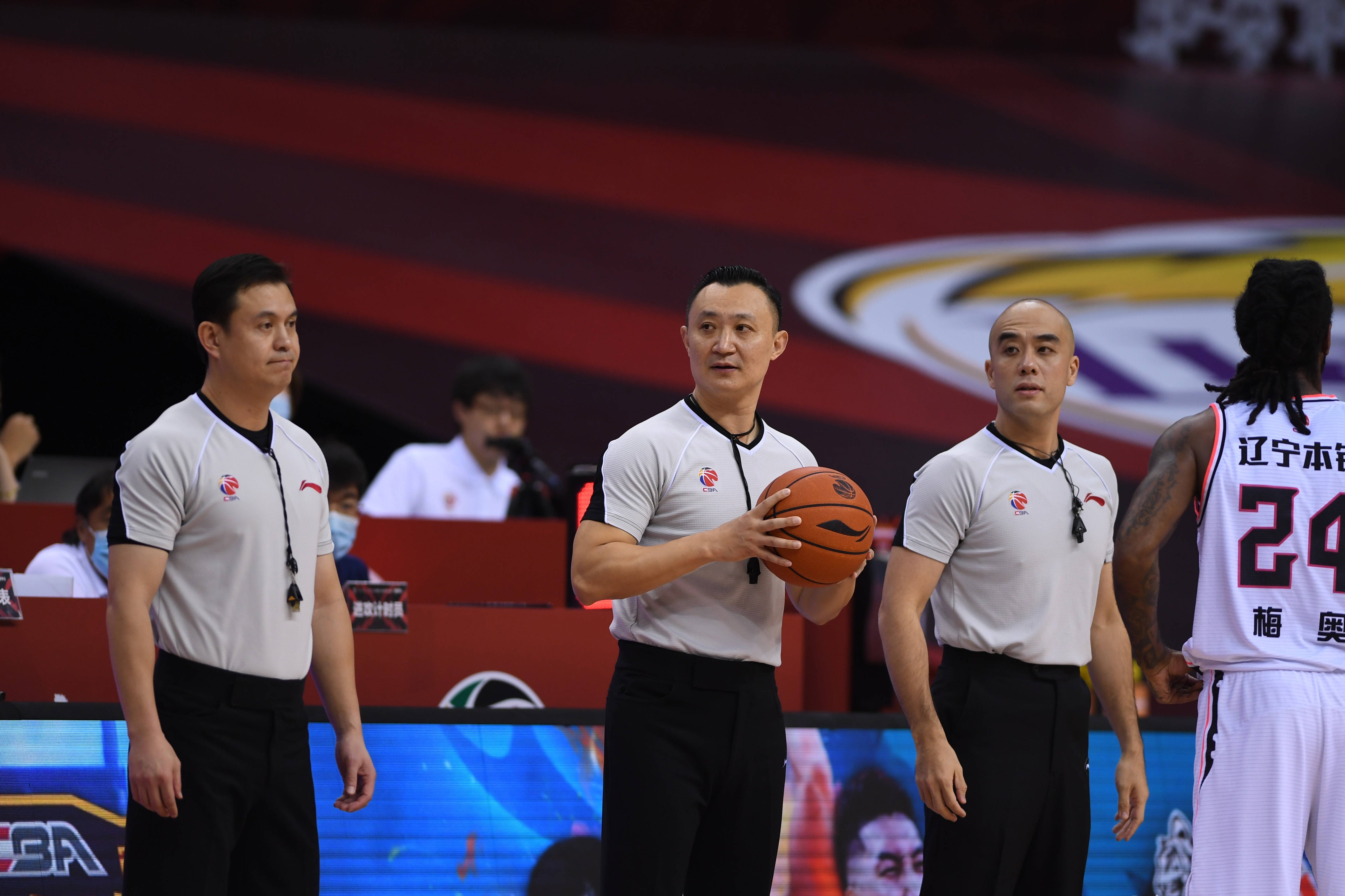 CBA常规赛冲刺阶段再迎强敌，北京首钢内部沟通，主帅态度——质疑声仍在，临场指挥获称赞的简单介绍